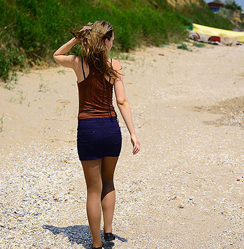 Claudia on the beach desperate to pee