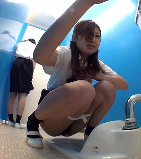 pissing girl japan 