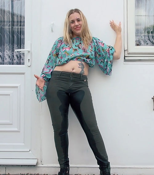 TAmmy Oldham in piss soaked pants